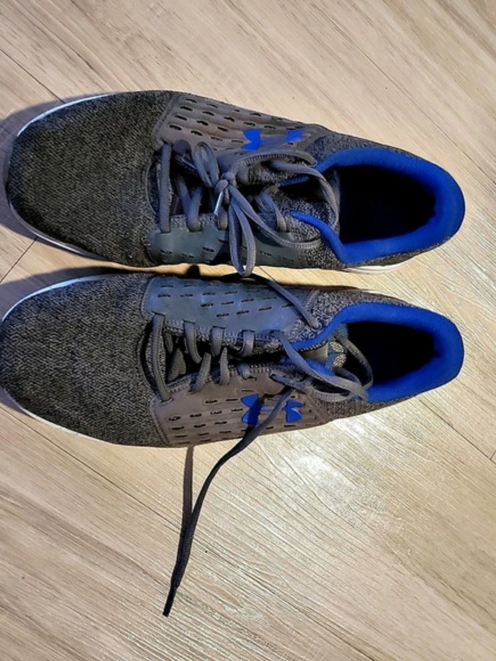 Athletic Shoes in Gray & Blue